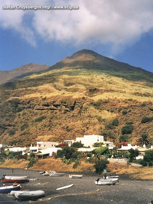 Stromboli Stromboli, een klein eilandje met een actieve vulkaan. Stefan Cruysberghs